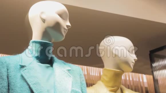 两个穿着青色和黄色夹克的人体模型时装设计对比视频的预览图