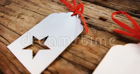 贴在木板上的圣诞标签视频的预览图