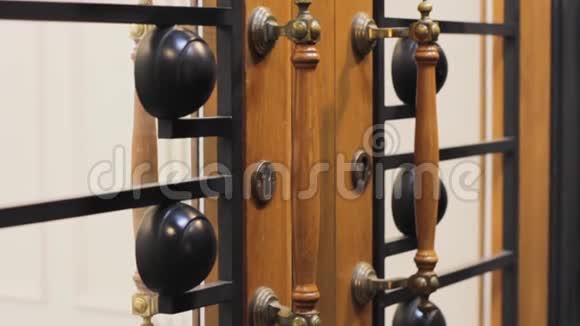 老式门把手带钥匙孔的木制门把门家具家具视频的预览图