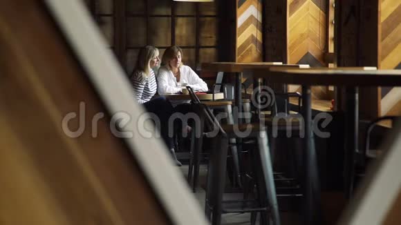 两位商务女性在咖啡馆的非正式会议上视频的预览图