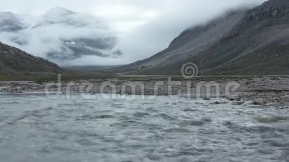 水在近山的岩石上盘旋视频的预览图
