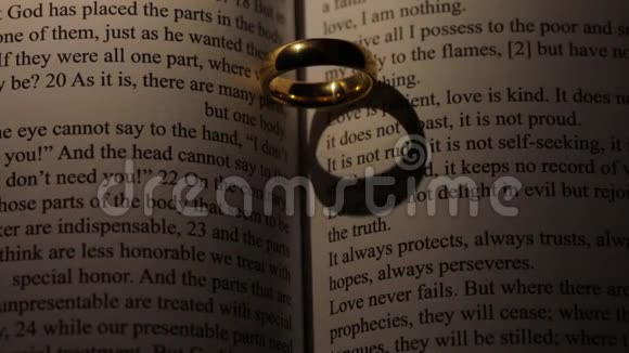 圣经书上的金色结婚戒指视频的预览图