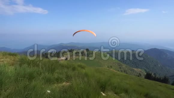 晴天滑翔伞飞越高山视频的预览图