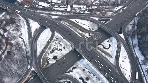 道路立交冬季鸟瞰图视频的预览图