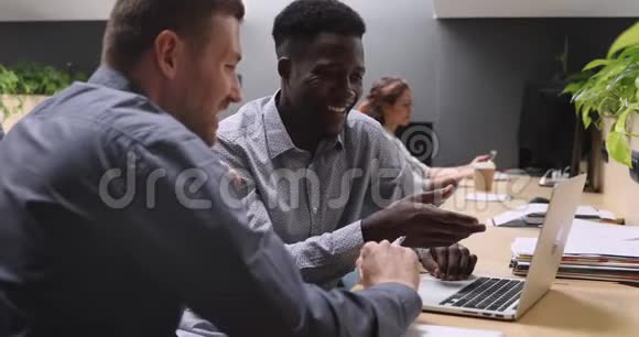 非洲商人导师指导白种人同事有关公司软件视频的预览图