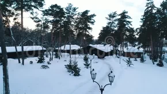 冬季小屋的鸟瞰图视频的预览图