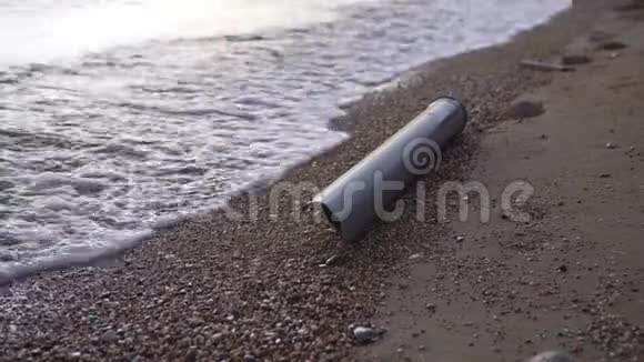 海岸的水污染塑料管视频的预览图