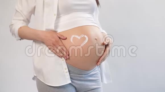 孕妇在工作室里摆姿势期待着宝宝的到来视频的预览图