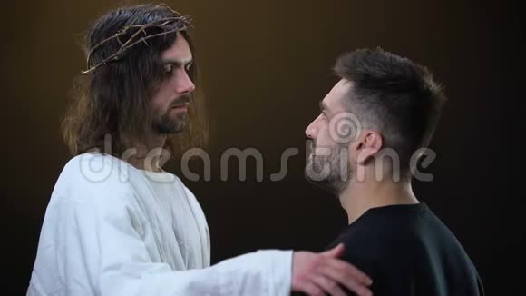 基督伸出公肩帮助灵能支持手势视频的预览图