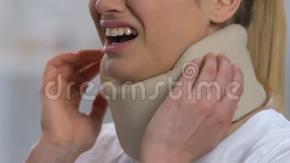 女人戴着泡沫颈项圈转过头感觉到尖锐的颈部疼痛外伤视频的预览图