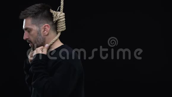 黑色背景绳索中的失望男人生活危机抑郁视频的预览图