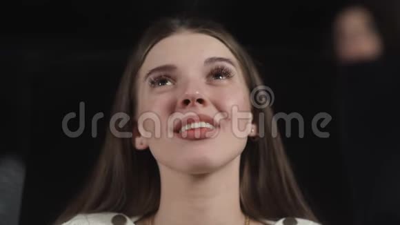 电影院里的女人在看一部悲伤而情绪化的电影时哭泣视频的预览图