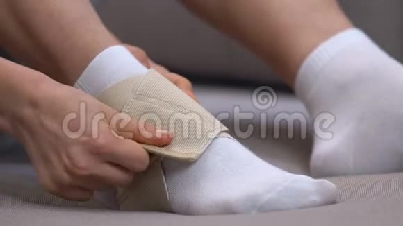 女性穿双带脚踝运动创伤预防跑步特写视频的预览图