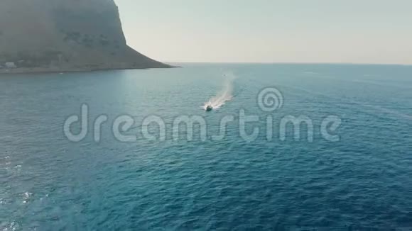 巴勒莫意大利西西里2019年8月快艇迅速进入相机在一片绿松石的海水上视频的预览图