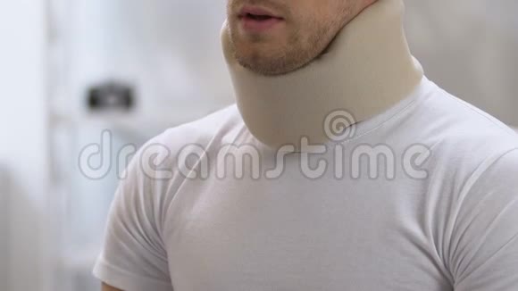 男性在泡沫颈项圈按摩疼痛的肩颈创伤视频的预览图