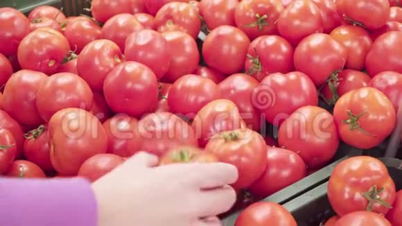 女人在店里挑选新鲜的西红柿视频的预览图