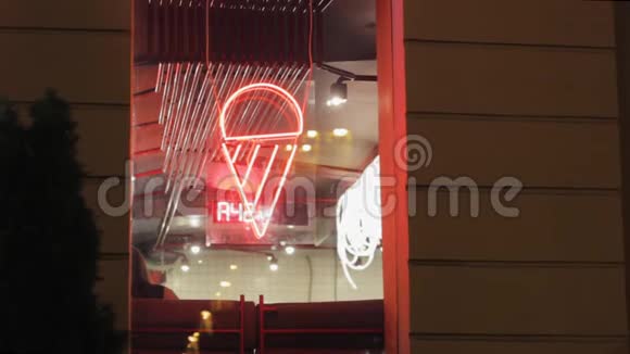 冰淇淋蛋筒霓虹灯展示咖啡馆的窗户订单号视频的预览图