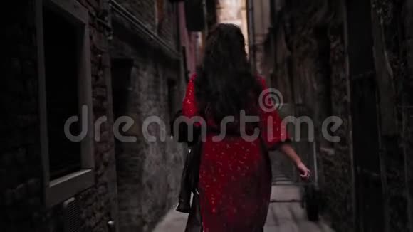 威尼斯院子里跑的免费女游客视频的预览图