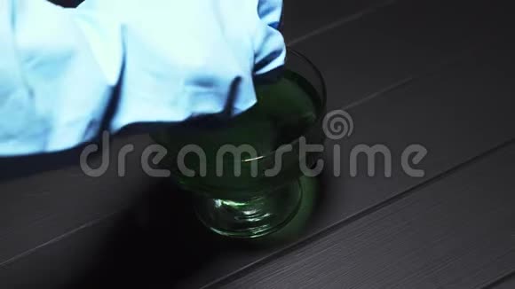 化学反应水加干冰俯视视频的预览图