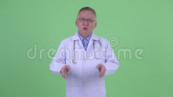 成熟的日本医生挥手示意视频的预览图