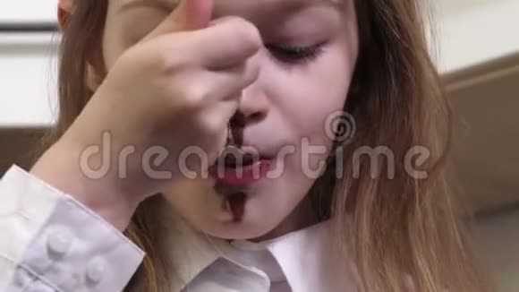 一个脸脏的小女孩吃着巧克力布丁视频的预览图