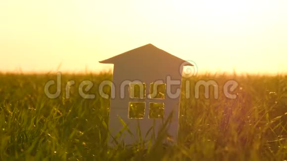 美丽夕阳背景上纸屋的剪影草背景上的纸屋这就是视频的预览图