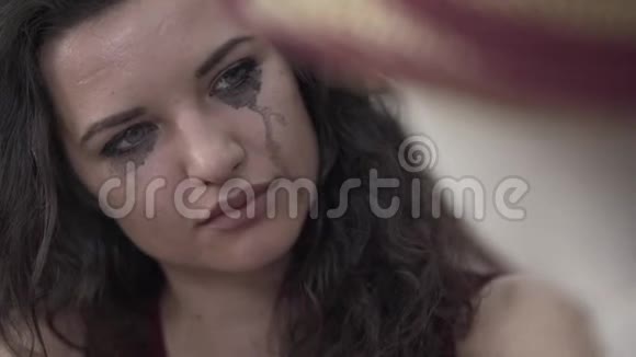 哭着的悲伤卷曲的女人的特写做梦的概念想象孤独视频的预览图