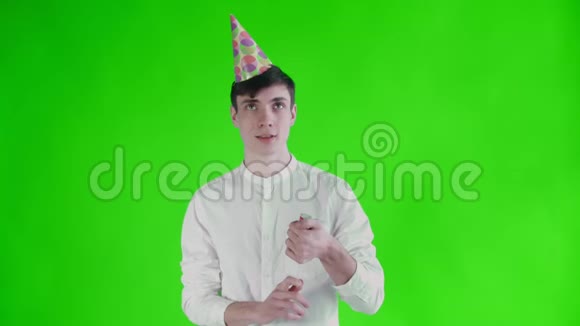 年轻人在绿色屏幕上爆炸纸屑饼干视频的预览图