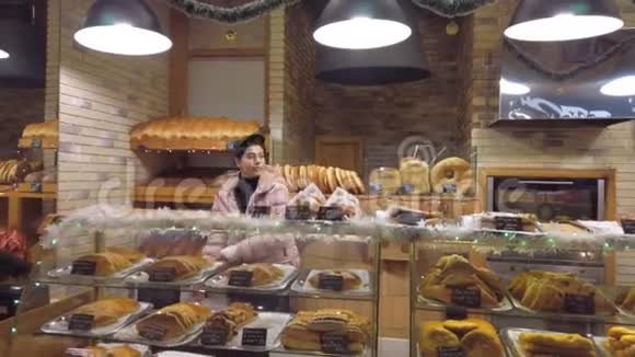 商店面包店卖面包的女孩视频的预览图