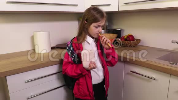 小女孩放学回家吃饼干视频的预览图