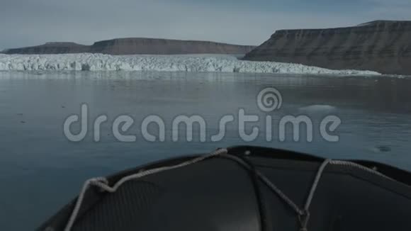 船朝着冰冻的质量行进视频的预览图