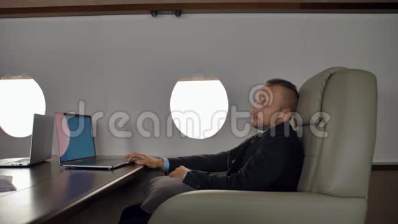 商务人士在豪华喷气式飞机内上网视频的预览图