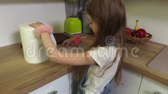 小女孩在厨房擦手视频的预览图