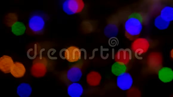 抽象模糊的彩色闪光灯泡灯在黑色背景上视频的预览图