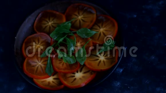 在棕色盘子里煮柿子片做沙拉视频的预览图