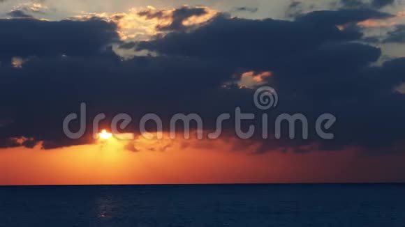 美丽的日出有云的红海视频的预览图