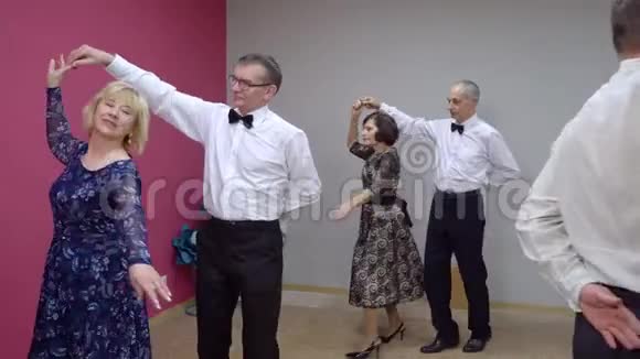 优雅的老年夫妇正在跳舞高年级学生舞蹈课视频的预览图