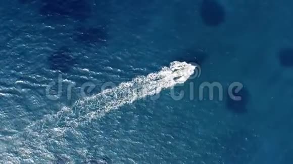 在地中海的小渔船后面视频的预览图