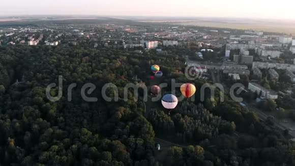 美丽的气球飞过森林公园城市视频的预览图