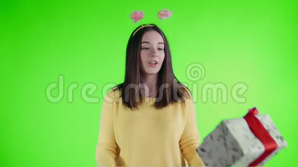在绿色屏幕上收到一个戴着滑稽帽子的礼物女孩视频的预览图