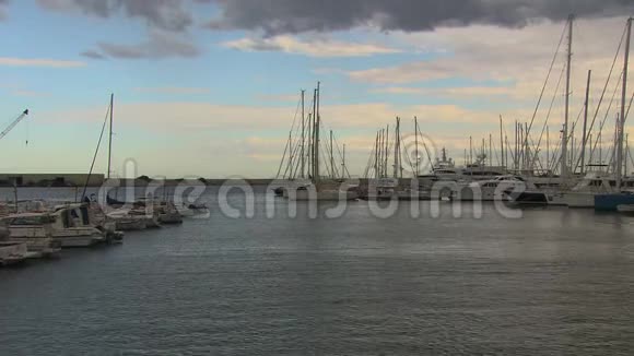 日落后停靠帆船巴塞罗那维尔视频的预览图
