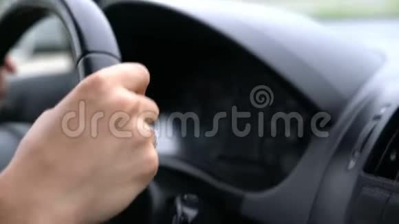 司机在高速公路上开车时他的手视频的预览图