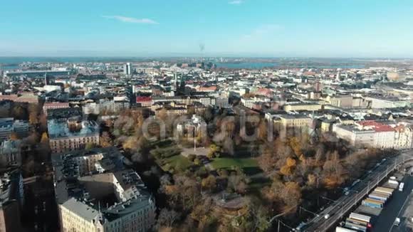 赫尔辛基市中心鸟瞰圣约翰教堂视频的预览图