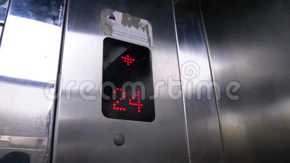数字显示在电梯中箭头向下显示楼层从24到20视频的预览图