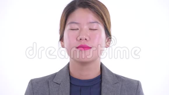 快乐的年轻亚洲女商人闭着眼睛放松的脸视频的预览图
