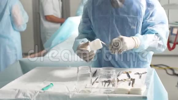 非洲男性助理准备进行手术的医疗工具视频的预览图