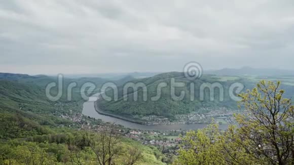 捷克共和国有一个村庄一条铁路一条公路和一条河流的美丽的山谷视频的预览图