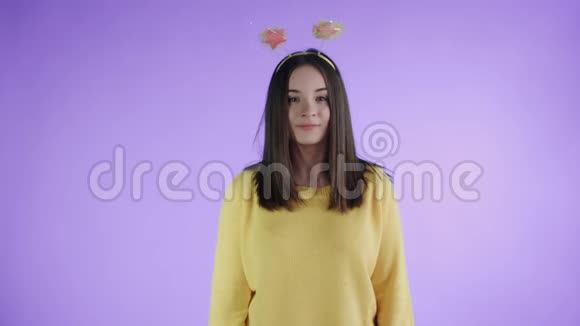 纸屑被扔在紫色的背景上向年轻女孩视频的预览图