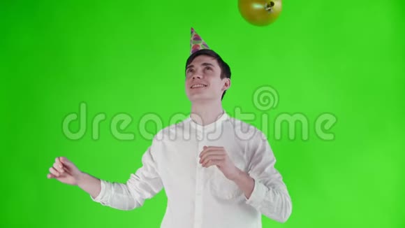 戴着派对帽的年轻人正在屏幕上的气球下跳舞视频的预览图