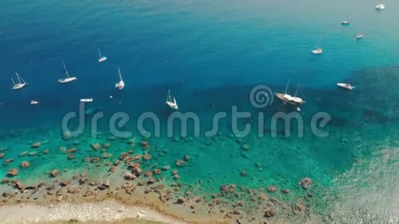 意大利西西里的陶尔米纳2019年8月许多帆船和豪华游艇停泊在该岛海岸附近视频的预览图